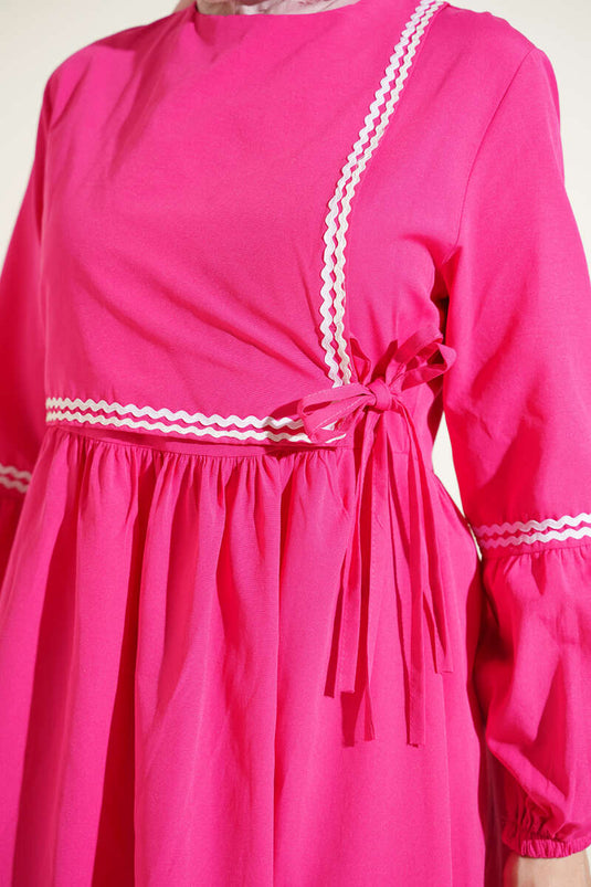 Robe en popeline fuchsia avec broderie zigzag et cordon latéral