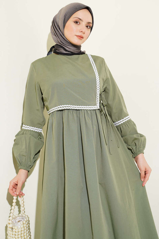 Robe en popeline kaki avec broderie zigzag et cordon latéral
