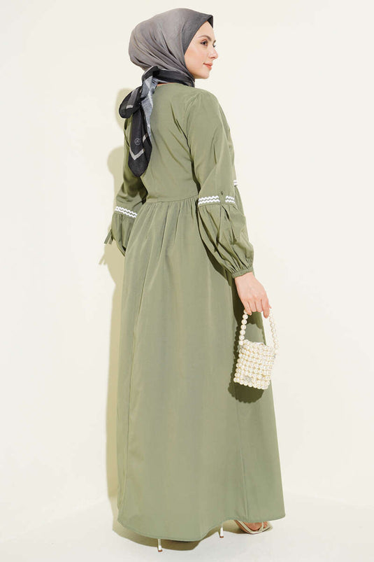 Robe en popeline kaki avec broderie zigzag et cordon latéral