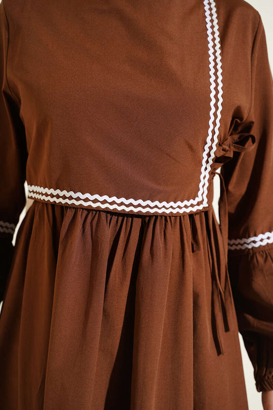 Zigzag Nakışlı Yan İpli Poplin Elbise Kahve