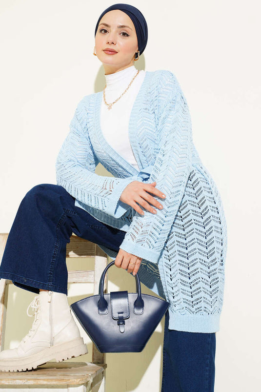 سترة صوفية مزخرفة بحزام متعرج باللون الأزرق