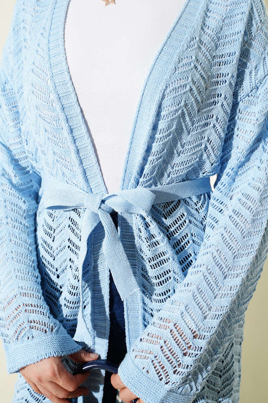 سترة صوفية مزخرفة بحزام متعرج باللون الأزرق