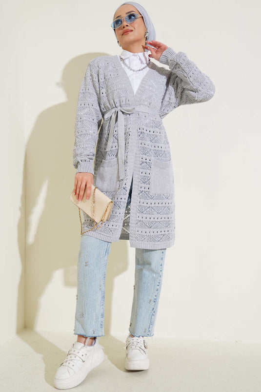 Cardigan en tricot gris à ceinture perforée à motif zigzag
