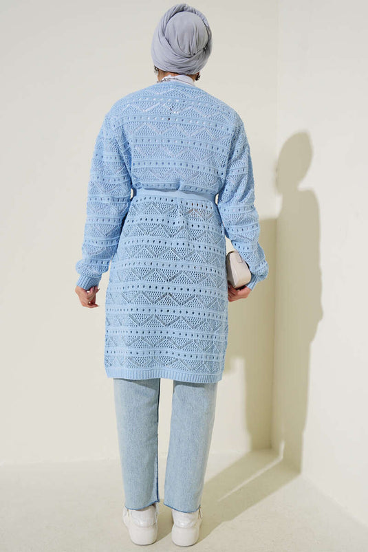 Cardigan en tricot bleu avec ceinture perforée à motif zigzag
