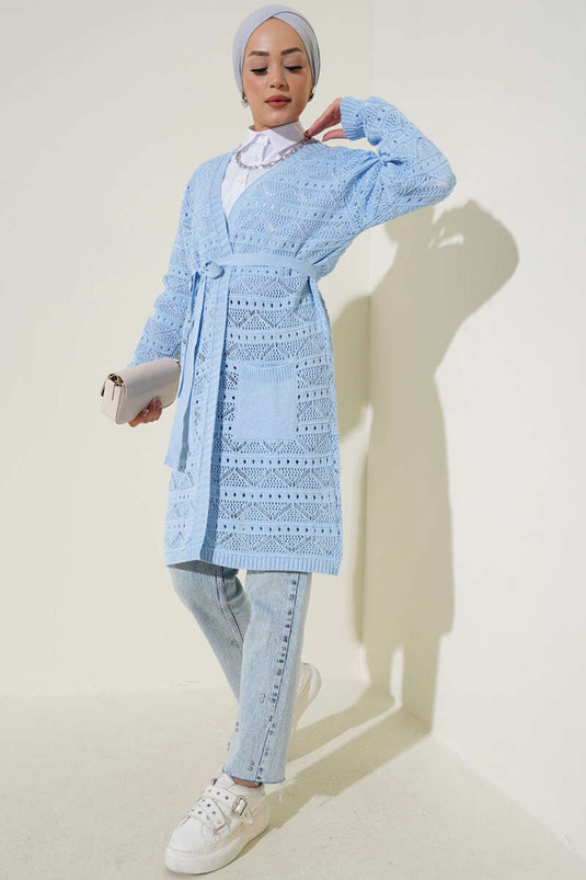 Cardigan en tricot bleu avec ceinture perforée à motif zigzag
