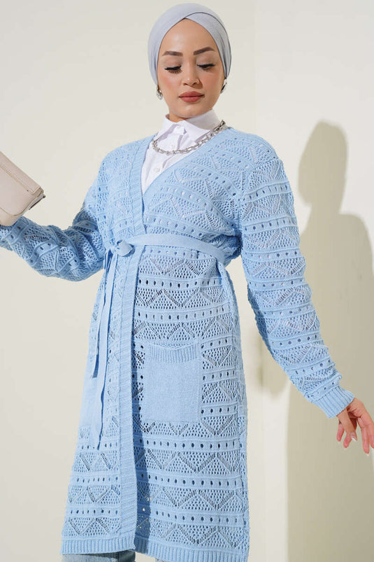Cardigan en tricot bleu avec ceinture perforée à motif zigzag