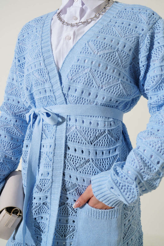 Cardigan en tricot bleu avec ceinture perforée à motif zigzag