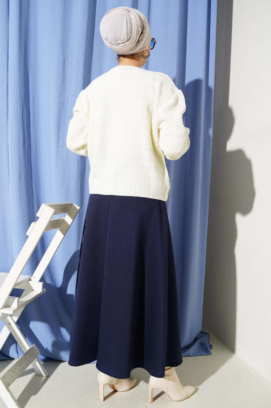 كارديجان محبوك بأزرار ذهبية بنقشة متعرجة بلون البيج الفاتح