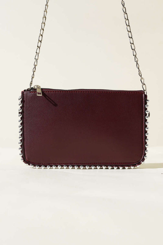 Burgunderrote Tasche mit Nieten und Kettenriemen
