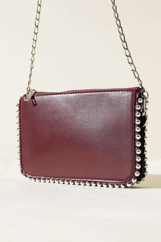 Burgunderrote Tasche mit Nieten und Kettenriemen