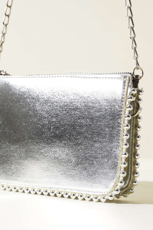 حقيبة بحمالة سلسلة مزخرفة بالمسامير فضية