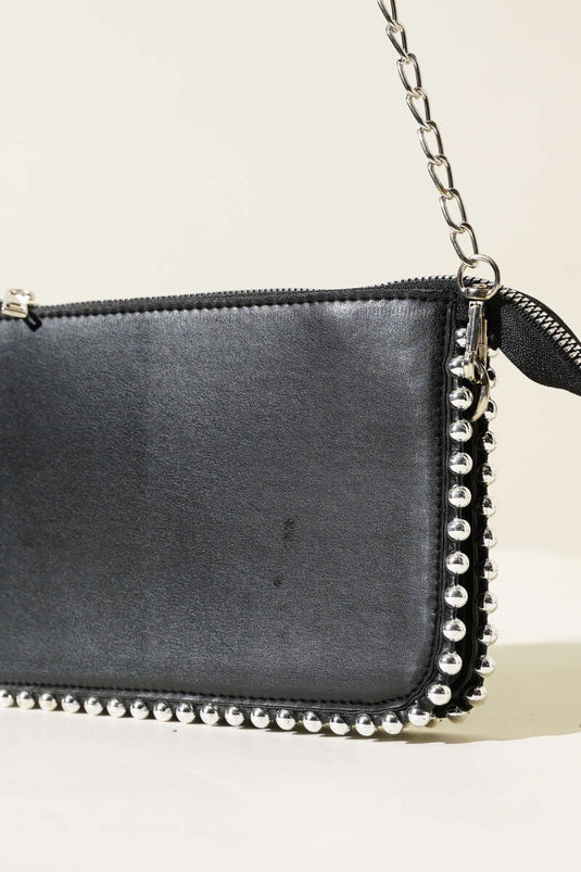 حقيبة بسلسلة مزينة بمسامير، لون أسود