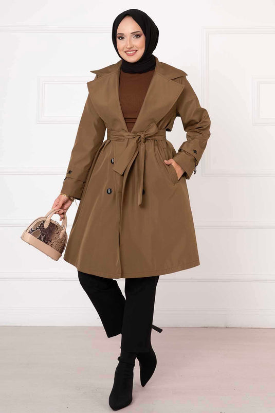 تفاصيل سلسلة ملحقة مبطنة بلون أسمر ضارب للصفرة