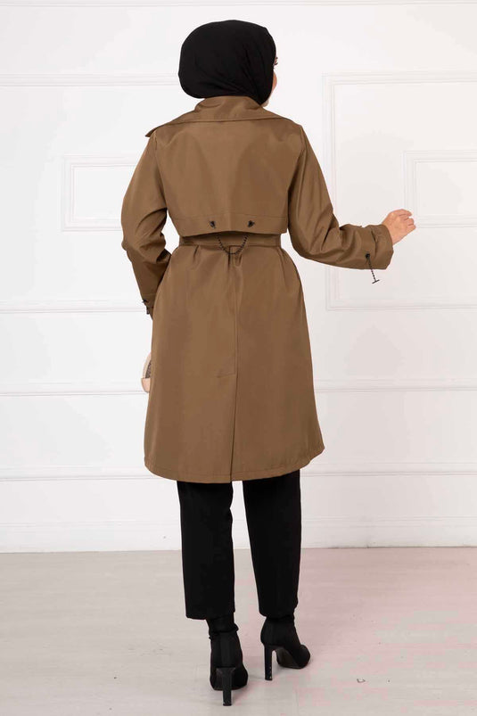 تفاصيل سلسلة ملحقة مبطنة بلون أسمر ضارب للصفرة