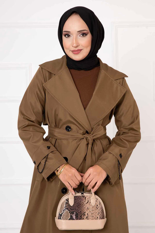 تفاصيل سلسلة ملحقة مبطنة بلون أسمر ضارب للصفرة