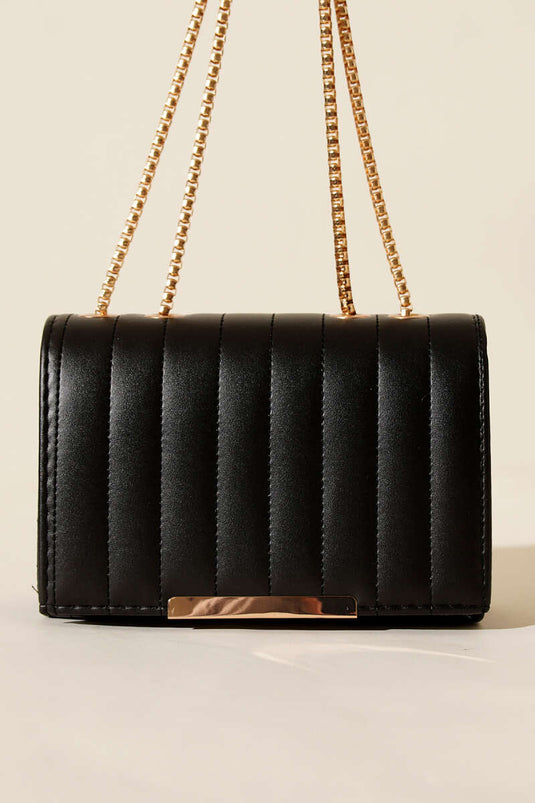 حقيبة مستطيلة سوداء بحزام سلسلة