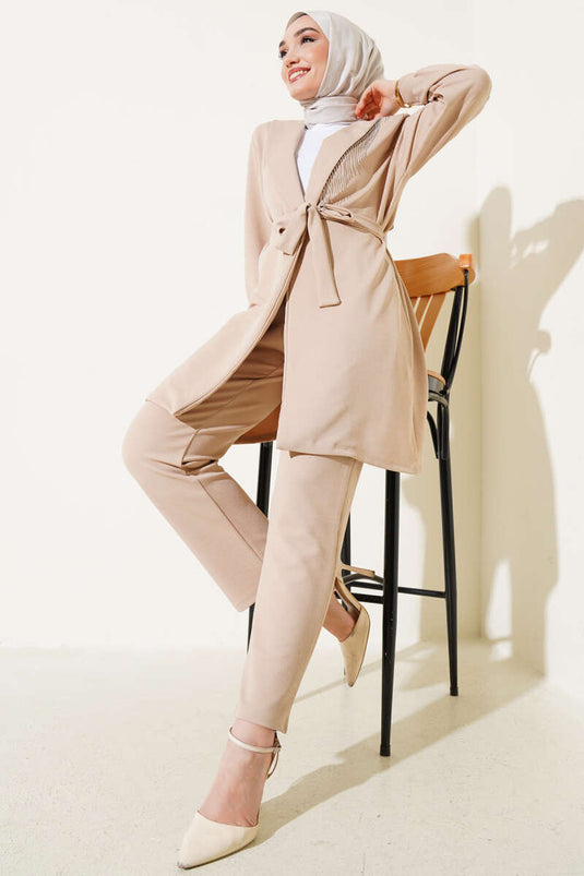 طقم جاكيت بتفاصيل سلسلة من قطعتين، بيج