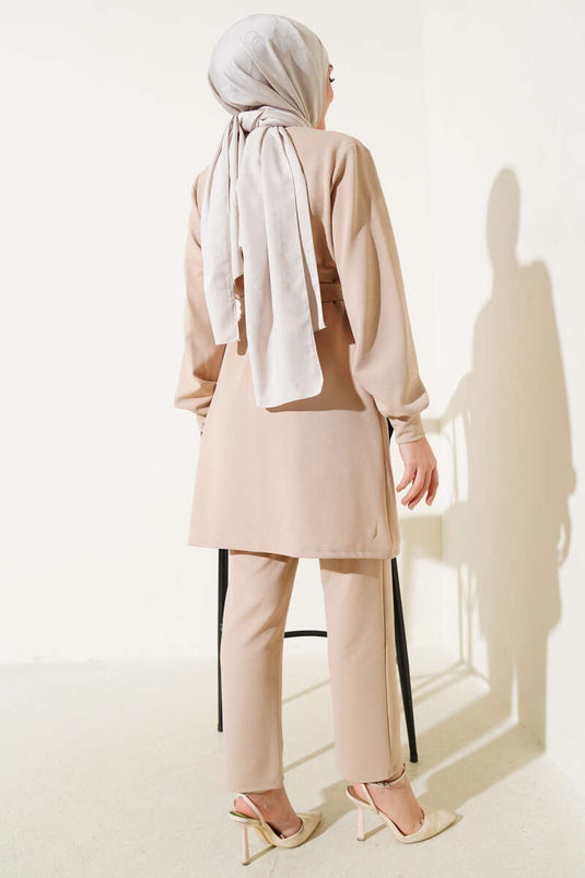 طقم جاكيت بتفاصيل سلسلة من قطعتين، بيج