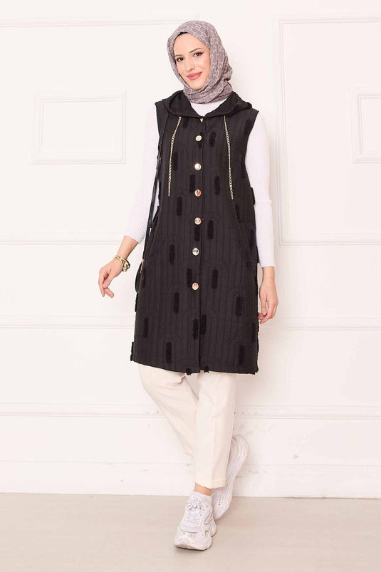 Chaleco acolchado con botones y detalle de cadena, color negro