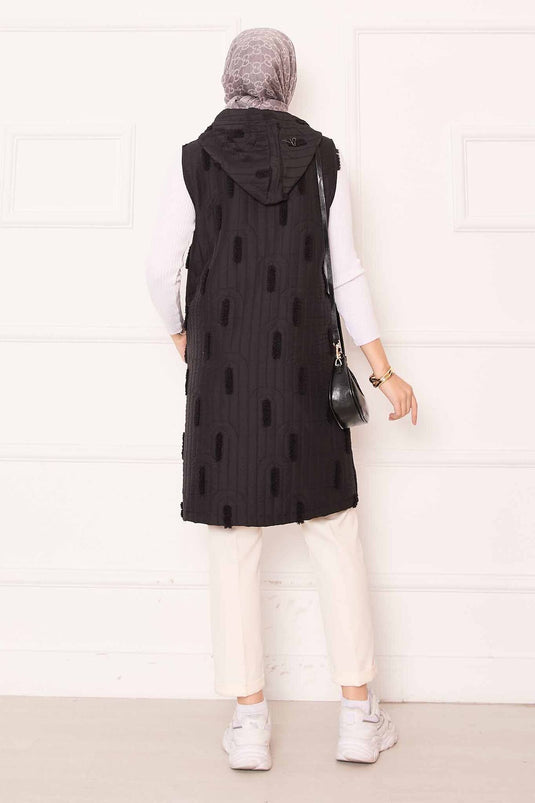 Chaleco acolchado con botones y detalle de cadena, color negro