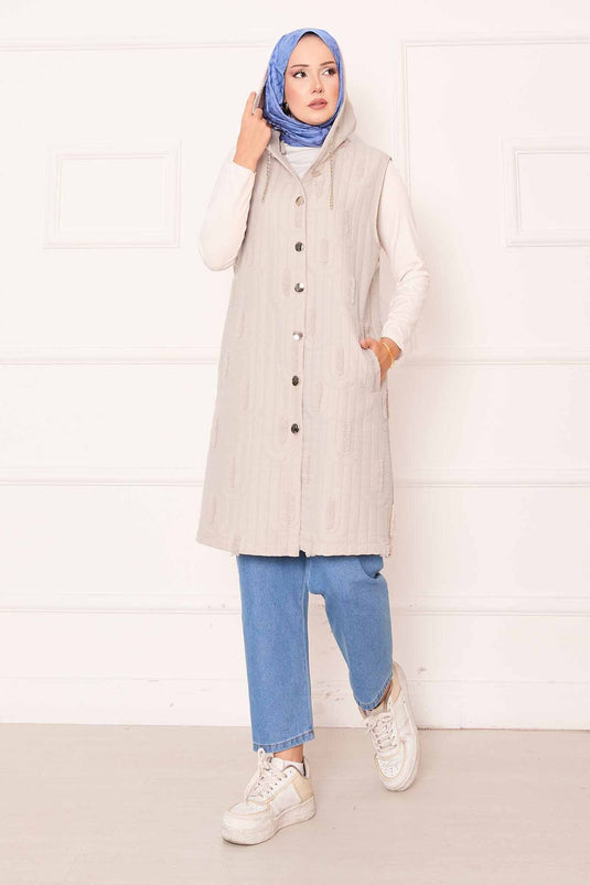 Gilet matelassé avec détails en chaîne et boutons