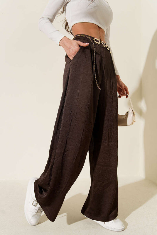 Pantalon en satin froissé avec ceinture chaîne, couleur café