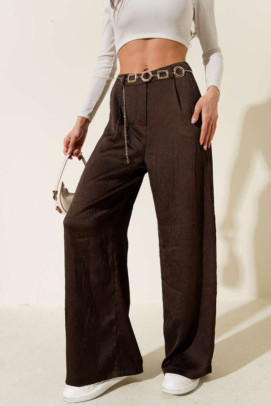 Pantalon en satin froissé avec ceinture chaîne, couleur café
