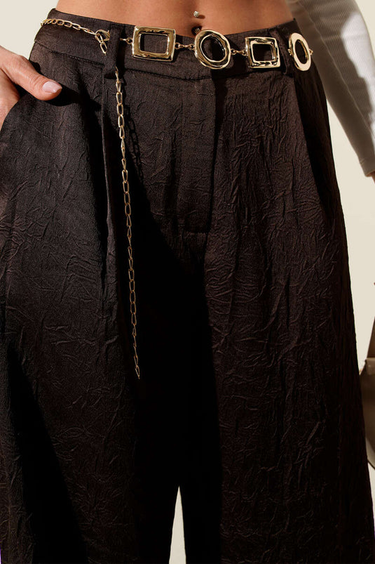 Pantalon en satin froissé avec ceinture chaîne, couleur café