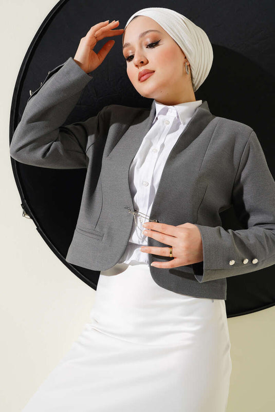 Veste courte grise à chaîne et épingle