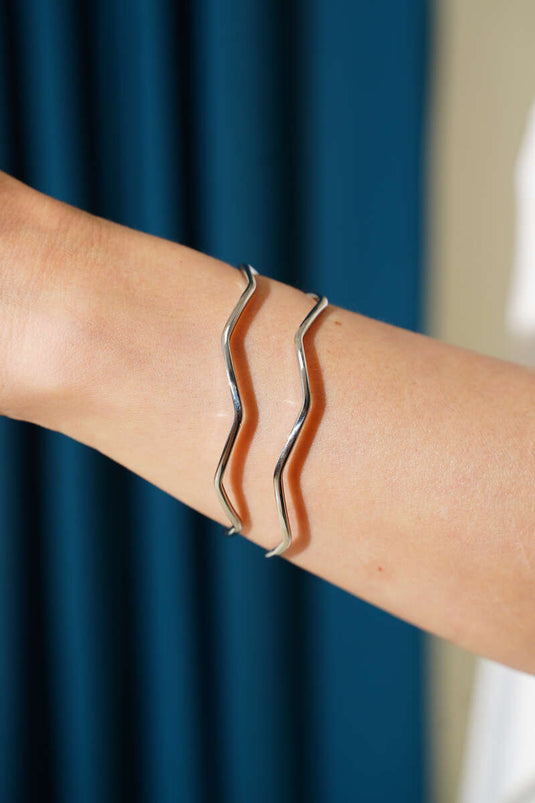 سوار أجدا فضي اللون مكون من قطعتين بنمط متعرج