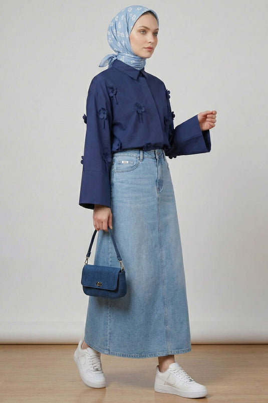 قميص أزرق كحلي مزين بتطريز ثلاثي الأبعاد على شكل زهور