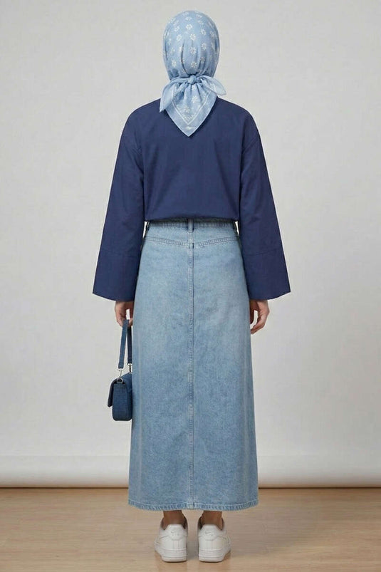 قميص أزرق كحلي مزين بتطريز ثلاثي الأبعاد على شكل زهور