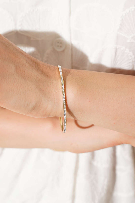 سوار أجدا ذهبي اللون مرصع بأحجار صغيرة، قطره 65 مم