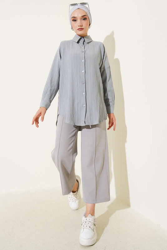 قميص أساسي بلون رمادي فاتح بنقشة لحاء الشجر