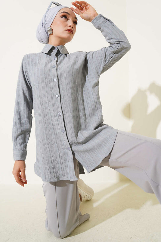 قميص أساسي بلون رمادي فاتح بنقشة لحاء الشجر