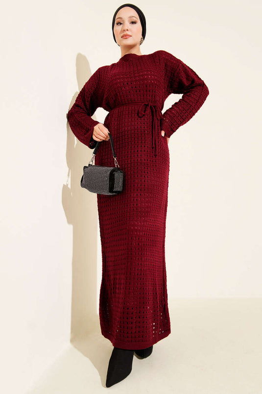 Robe En Tricot Bordeaux Avec Ceinture Brodée