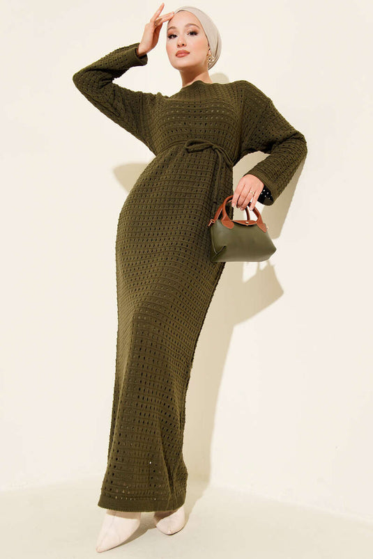 Robe En Tricot Kaki Avec Ceinture Ornée À La Taille