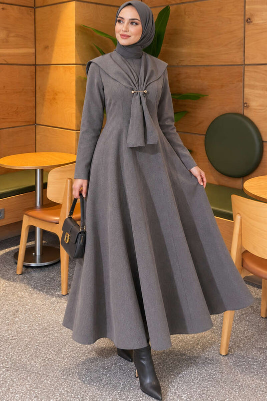 Schwungvolles Cape-Kragen-Kleid In Rauchgrau Mit Accessoires