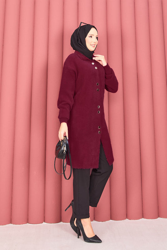 Hijab, cardigan en angora bordeaux à boutons dorés