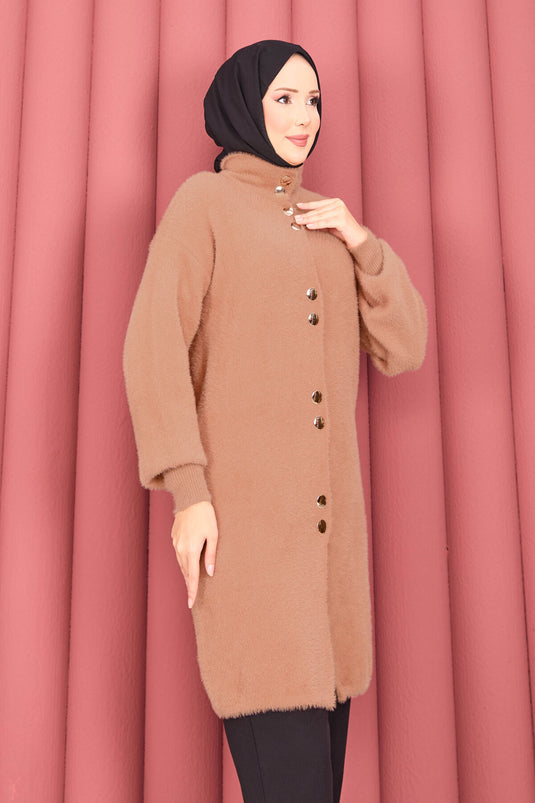 Hijab, cardigan en angora camel à boutons dorés