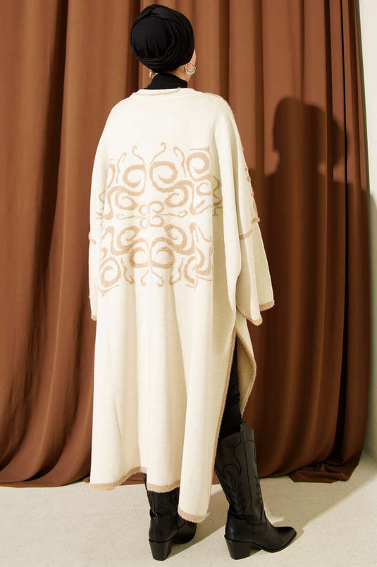Poncho beige en angora à col boutonné et détails raffinés