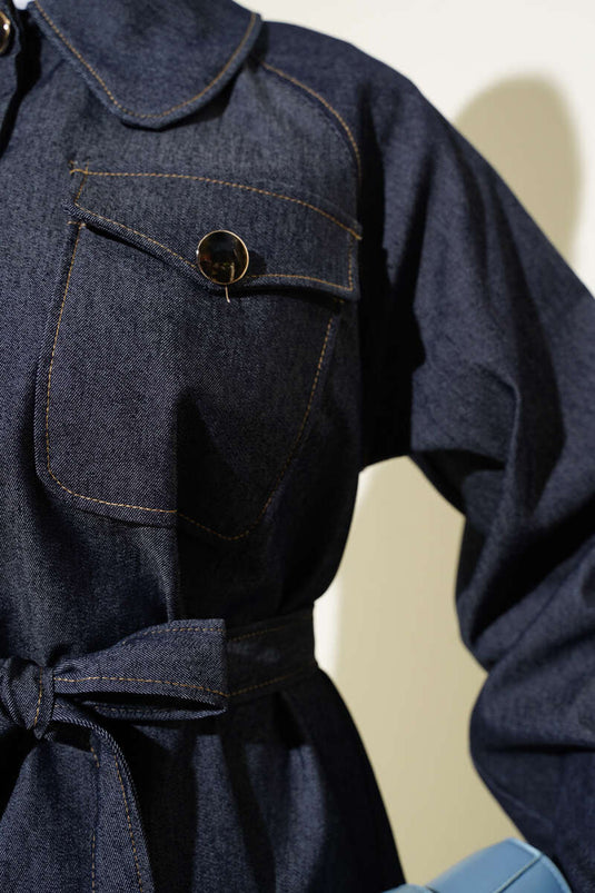 Veste en jean ceinturée avec épaulettes et poches poitrine en fumée