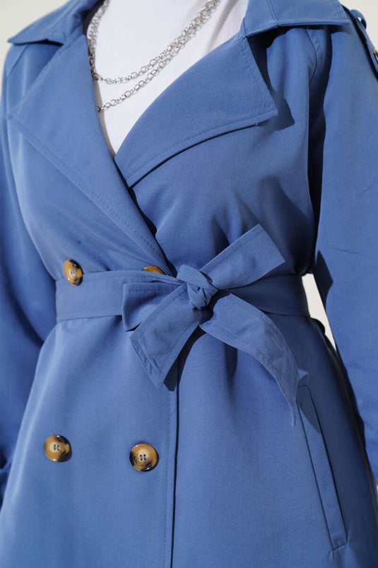 Zweireihiger Trenchcoat mit Schulterklappen in Indigo