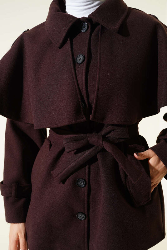 Manteau court en cachemire avec cape à épaulettes, marron foncé.