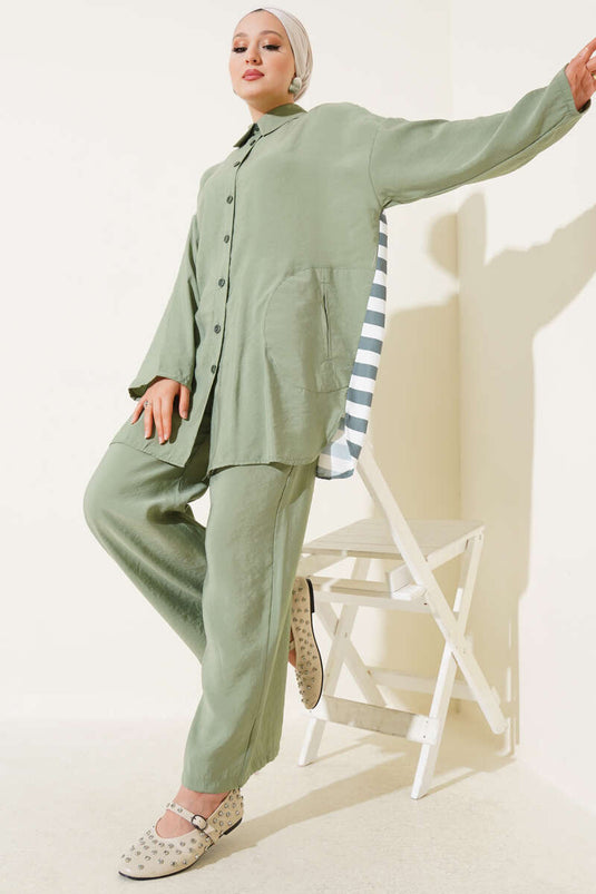 Completo due pezzi con dettaglio a righe sul retro, verde chiaro.