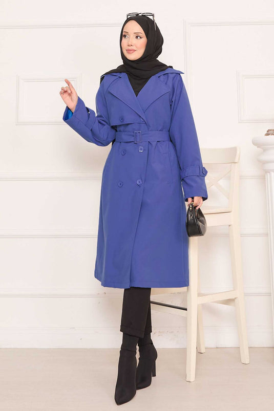 معطف ترنش نيلي للحجاب مع حزام قابل للإزالة وتفاصيل أزرار في الخلف