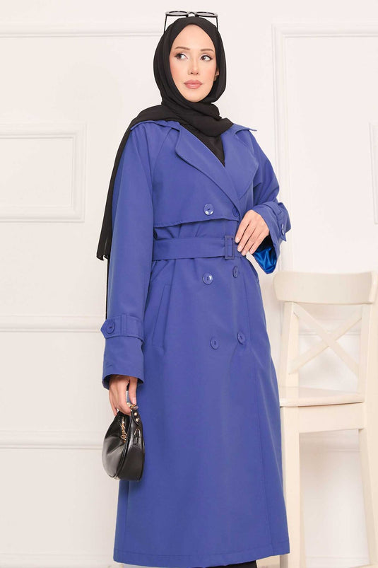 معطف ترنش نيلي للحجاب مع حزام قابل للإزالة وتفاصيل أزرار في الخلف