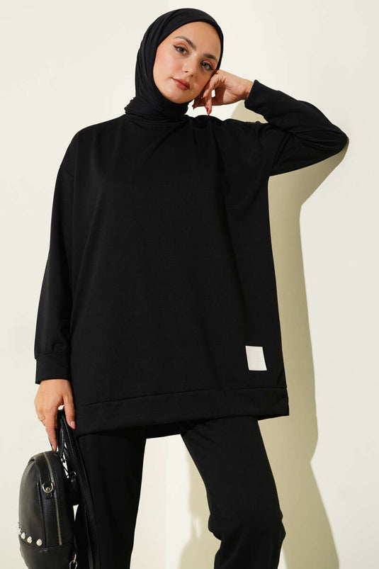 طقم أساسي مزدوج بتفصيل الشارة باللون الأسود