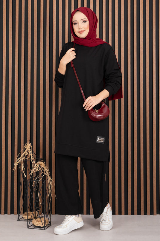 Ensemble hijab deux pièces sport orné d'un emblème, noir