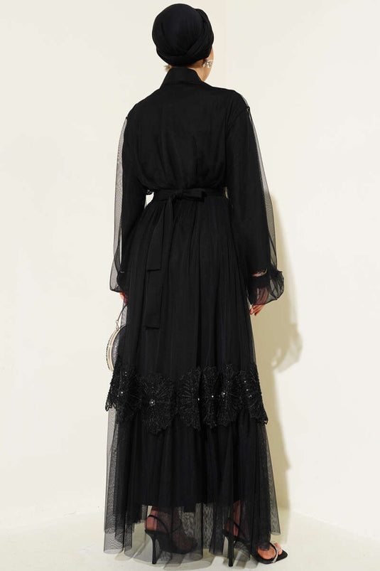 Abaya en tulle noir ornée d'un emblème